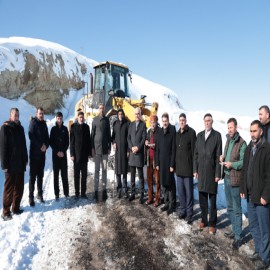 1600 rakımlı köyde yol açan ekibe tatlı ikram etti