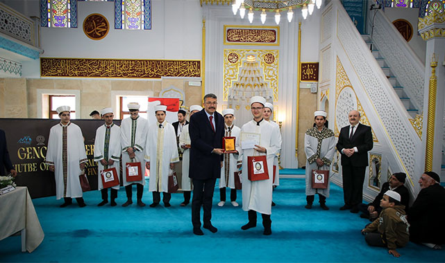 En iyi hutbeyi okuyan öğrenciler ödüllerini Vali Çelik'in elinden aldı!;