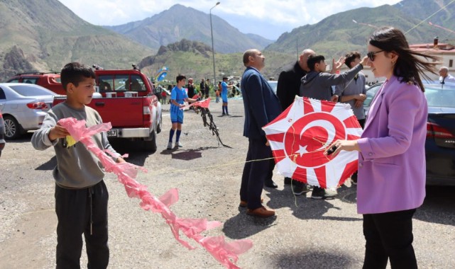 Uçurtmalar gökyüzünü renklendirdi