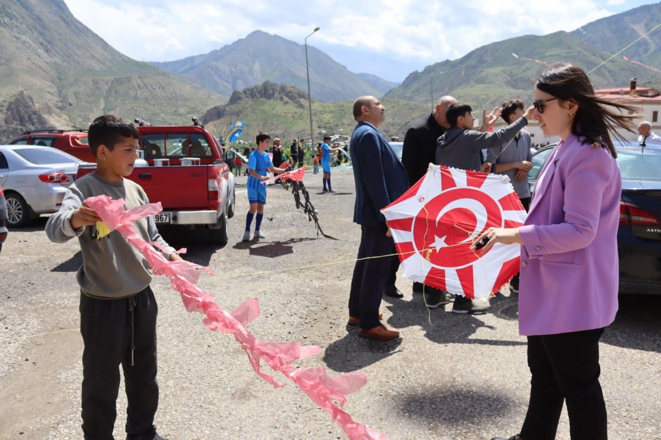 Uçurtmalar gökyüzünü renklendirdi;