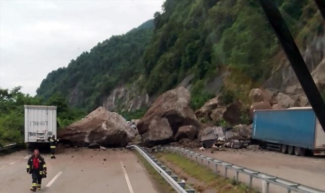 Tırlar dev kayaların altında kaldı, 1 Azeri vefat etti