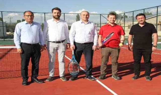 Malazgirt’in ilk tenis kortunda ilk maçı kaymakamlar yaptı