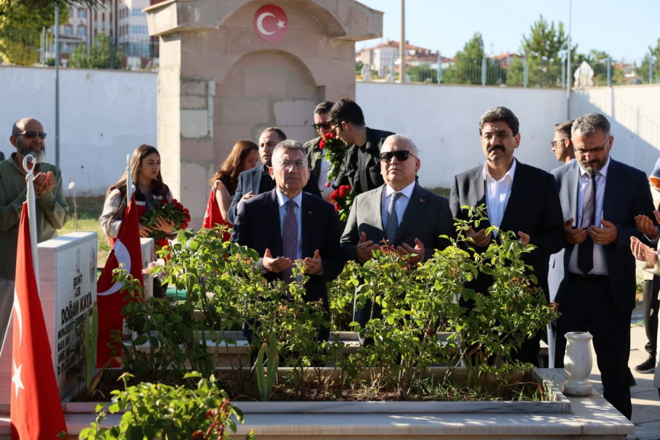 Şehit bebek ve annesi mezarı başında anıldı;