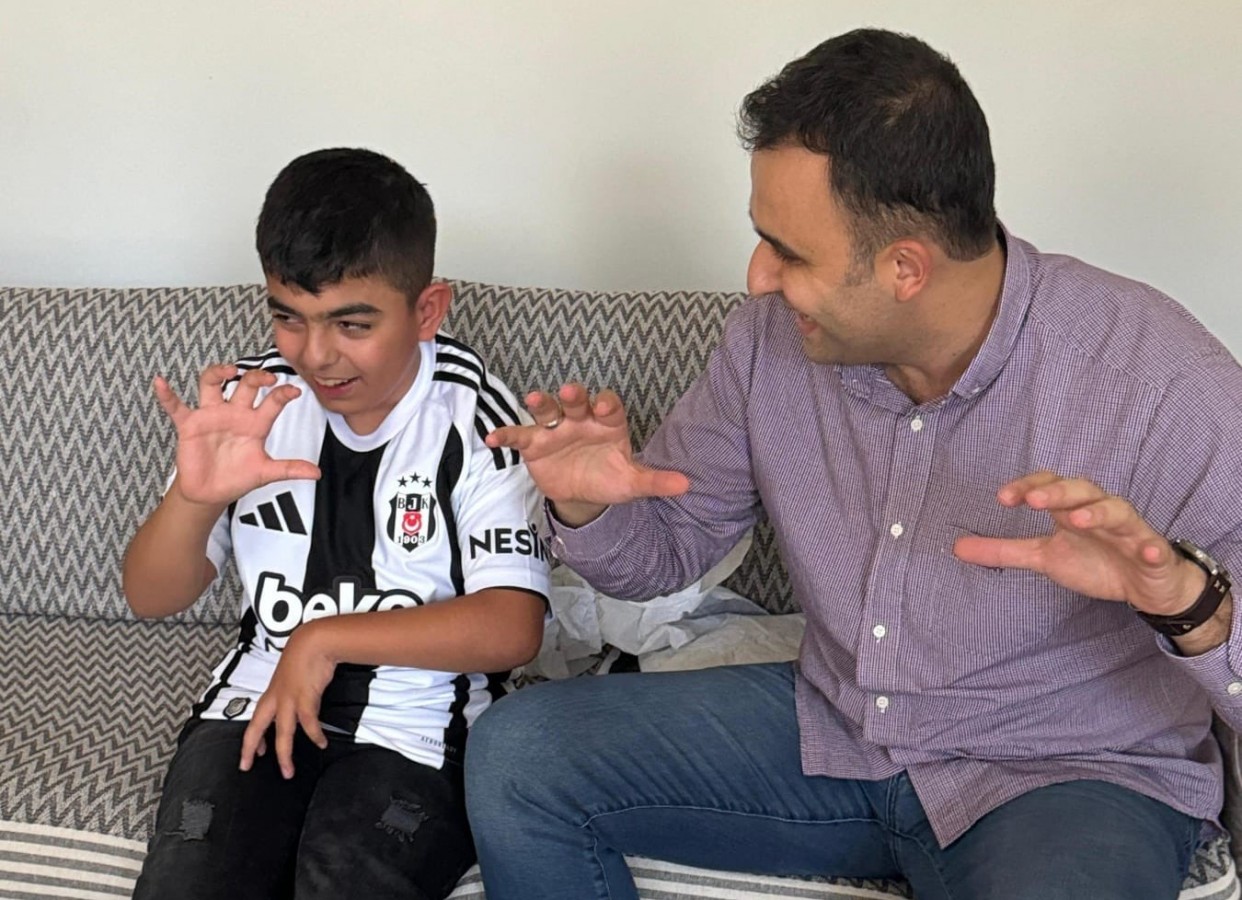 Muhammed'e söz verdiği Beşiktaş formasını hediye etti;