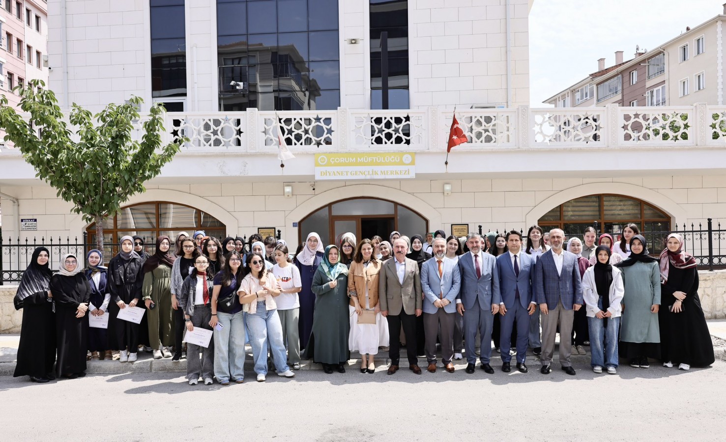 "Ahlaklı ve bilinçli bireyler yetişiyor";