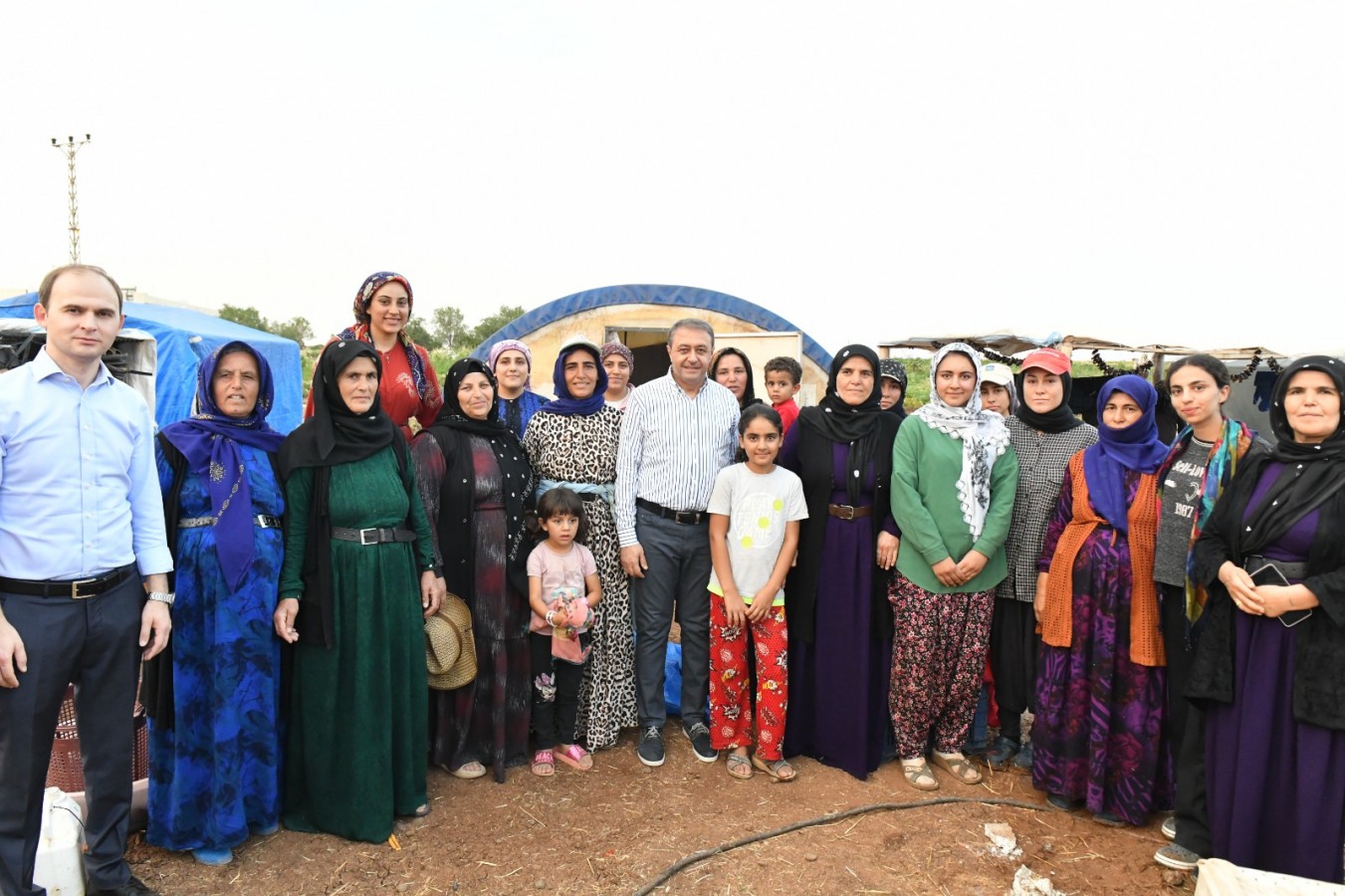 Vali Şıldak, önce toplantı yaptı sonra domates topladı;