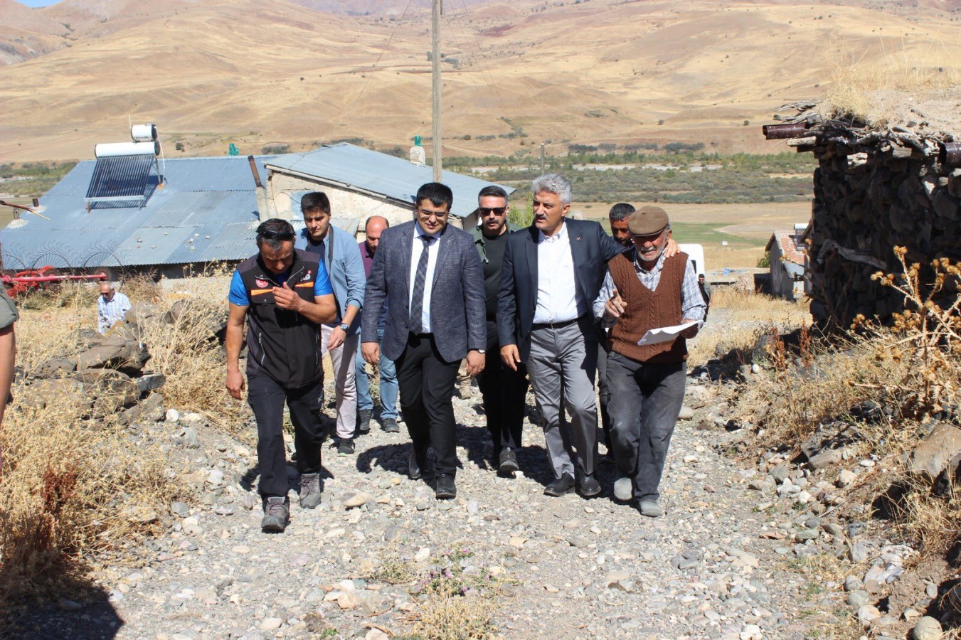 Vali Makas, depremzede köylerde inceleme yaptı