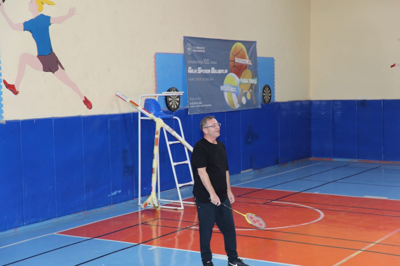 Öğrencilerle badminton oynadı;