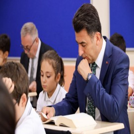 Öğrencilerle kitap okuyup, satranç oynadı