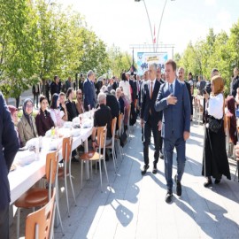 Vali Aydoğdu, üniversitelilere seslendi: Kendi evinize geldiğinizi bilin