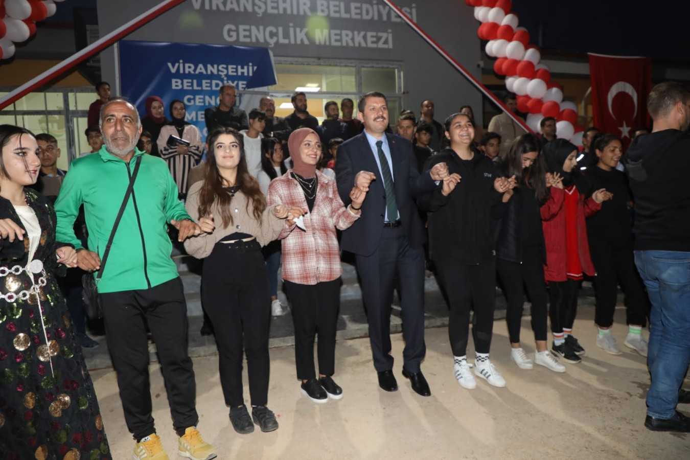 Gençlerle davul zurna eşliğinde halay çekti;