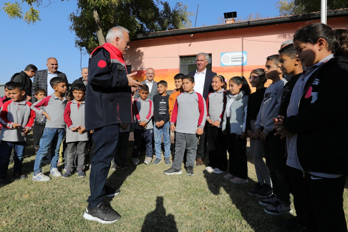 Köy ziyaretlerinde tebessüm ettiren anlar;