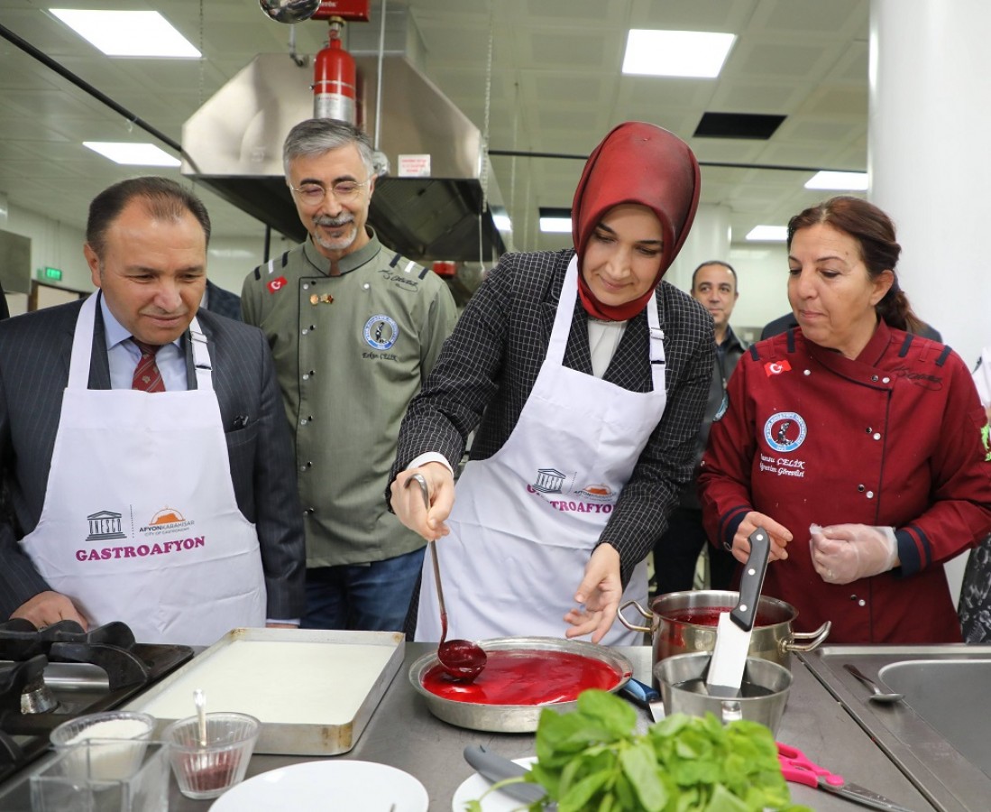 Aşçılık öğrencileriyle pasta yaptı