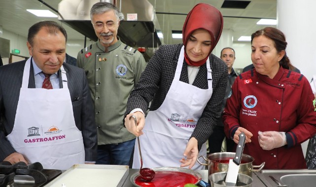 Aşçılık öğrencileriyle pasta yaptı