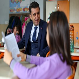 Vali Aygöl çocuklarla birlikte kitap okudu