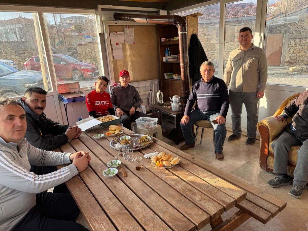 Sobada patates ve çay eşliğinde keyifli sohbet