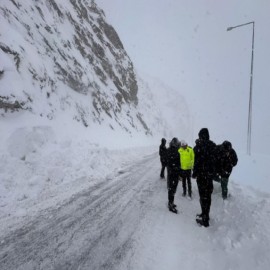 Hakkari’de zorlu kış mesaisi: "Çığ tehlikesi çalışmaları zorluyor"