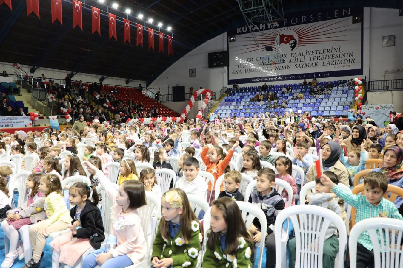 Kur’an öğrenen minikler için şenlik