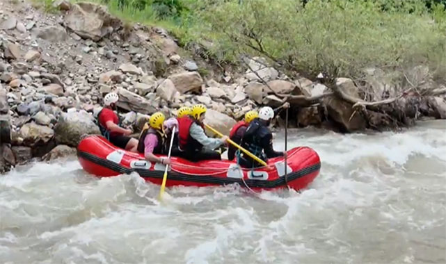 Vali Çiftçi, Tortum Çayı'nda rafting yaptı: İlk defa tecrübe ettik, çok heyecanlıydı;