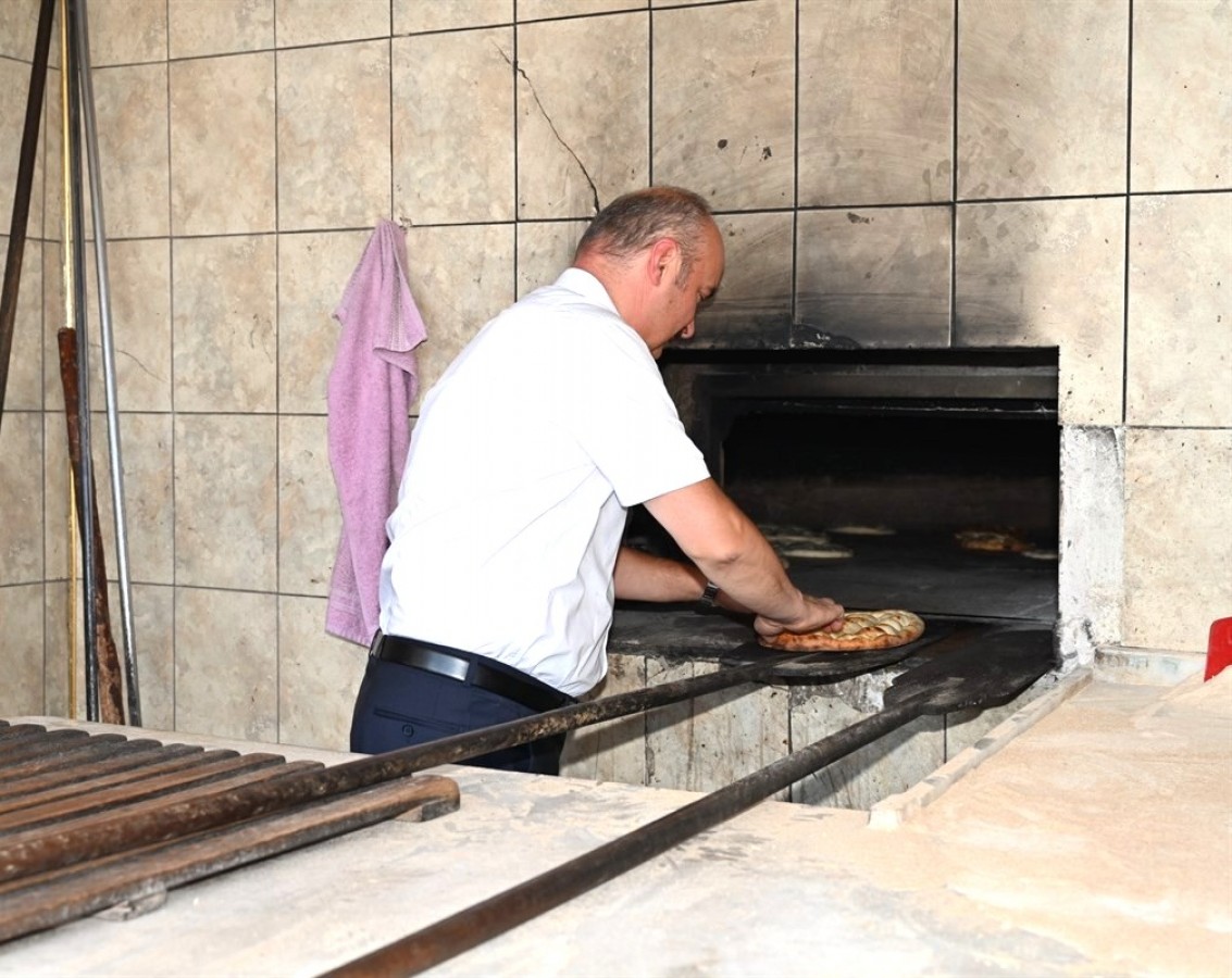 Batman Valisi, fırında ekmek pişirdi;