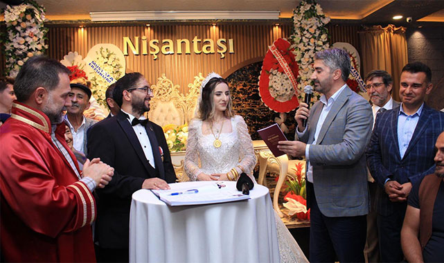 14 yıllık zorlu hikaye nikahla taçlandı: Genç çiftin şahidi Bakan Yardımcısı Tarıkdaroğlu oldu;