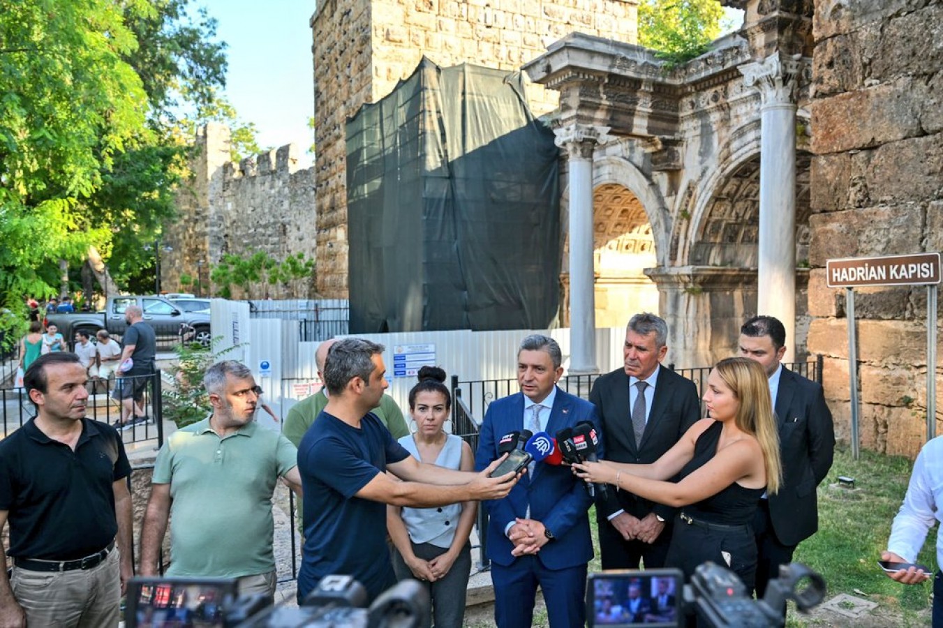 Antalya'nın simgesi Hadrian Kapısı'nda çalışmalar başladı;