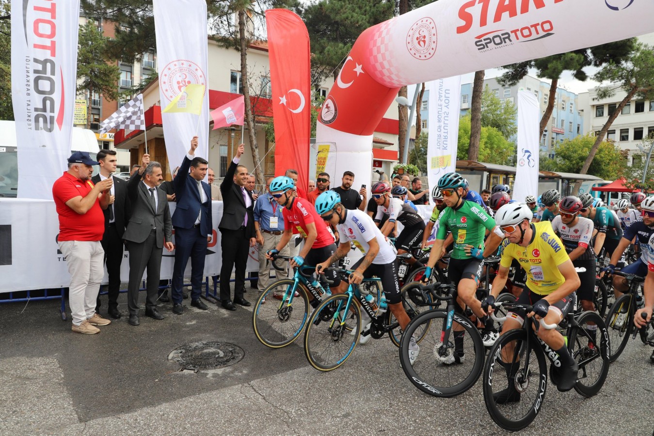 Vali Taşolar, bisiklet turunun startını verdi;