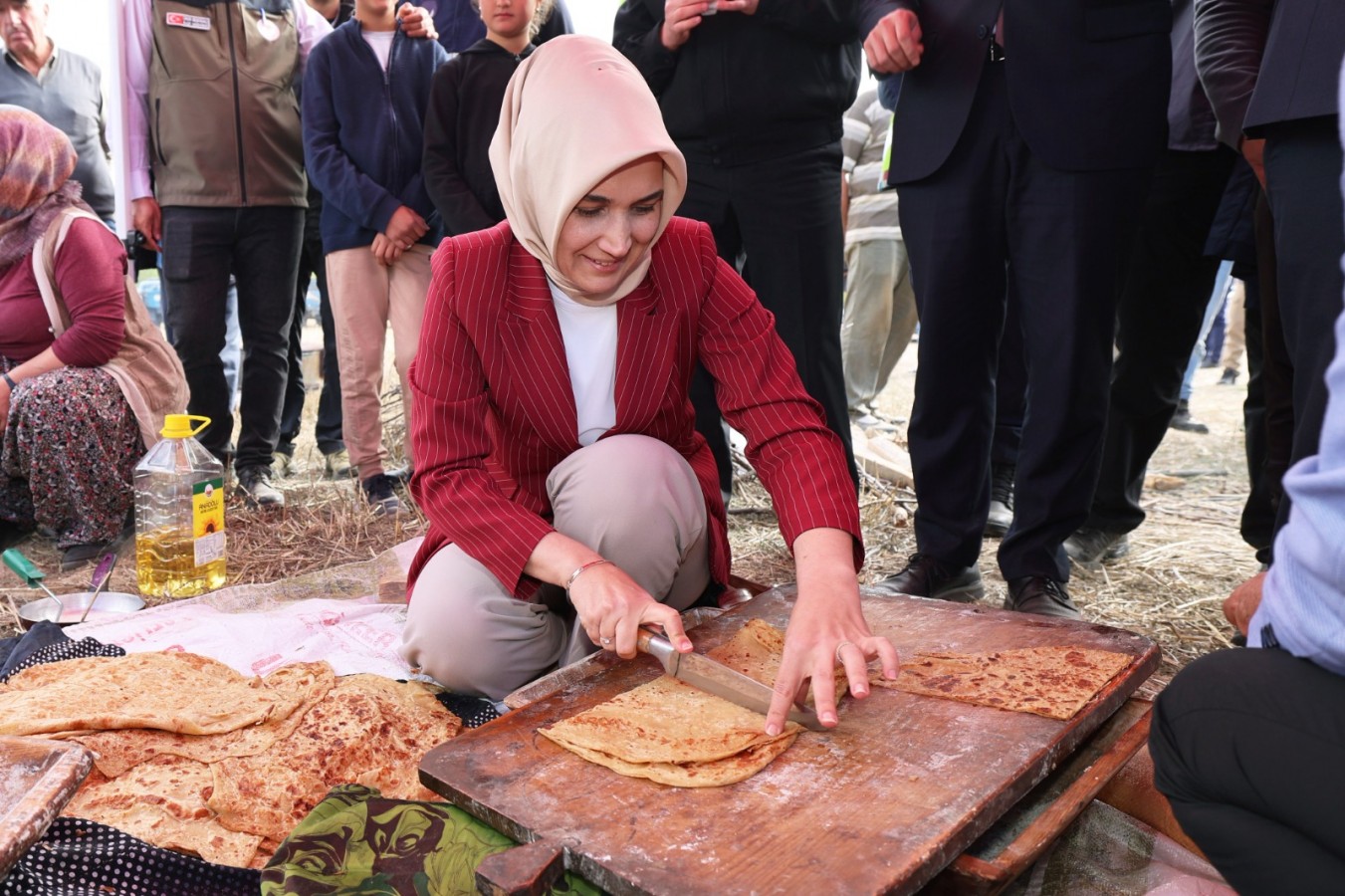 Önce brokoli topladı, sonra katmer servis etti