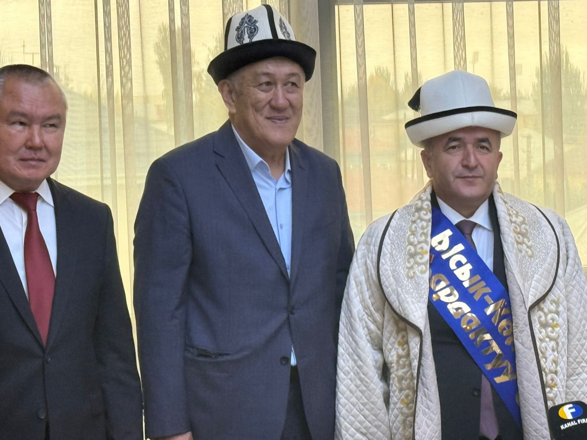 Vali Hatipoğlu'na, "Issık Gölü fahri hemşehriliği" verildi;