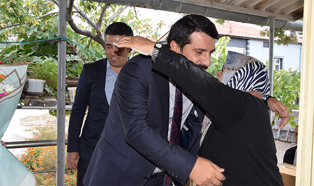 ''Yaşlılarımız, dün ile bugün arasında köprü kuran en kıymetli hazinelerimizdir'';