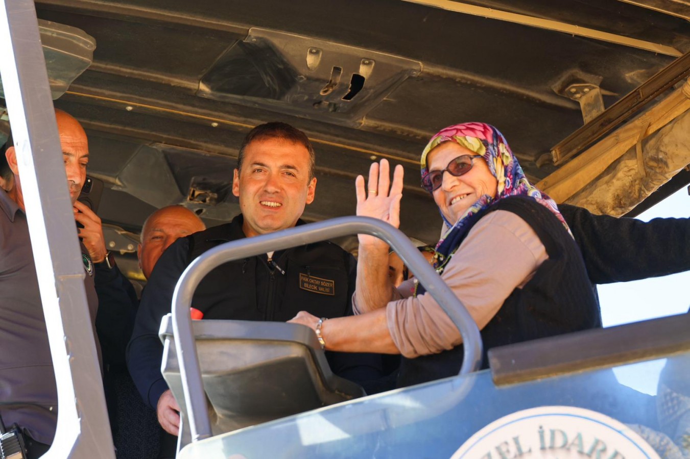 Vali Sözer, Sebahat Teyze ile köy yolunu asfaltladı;