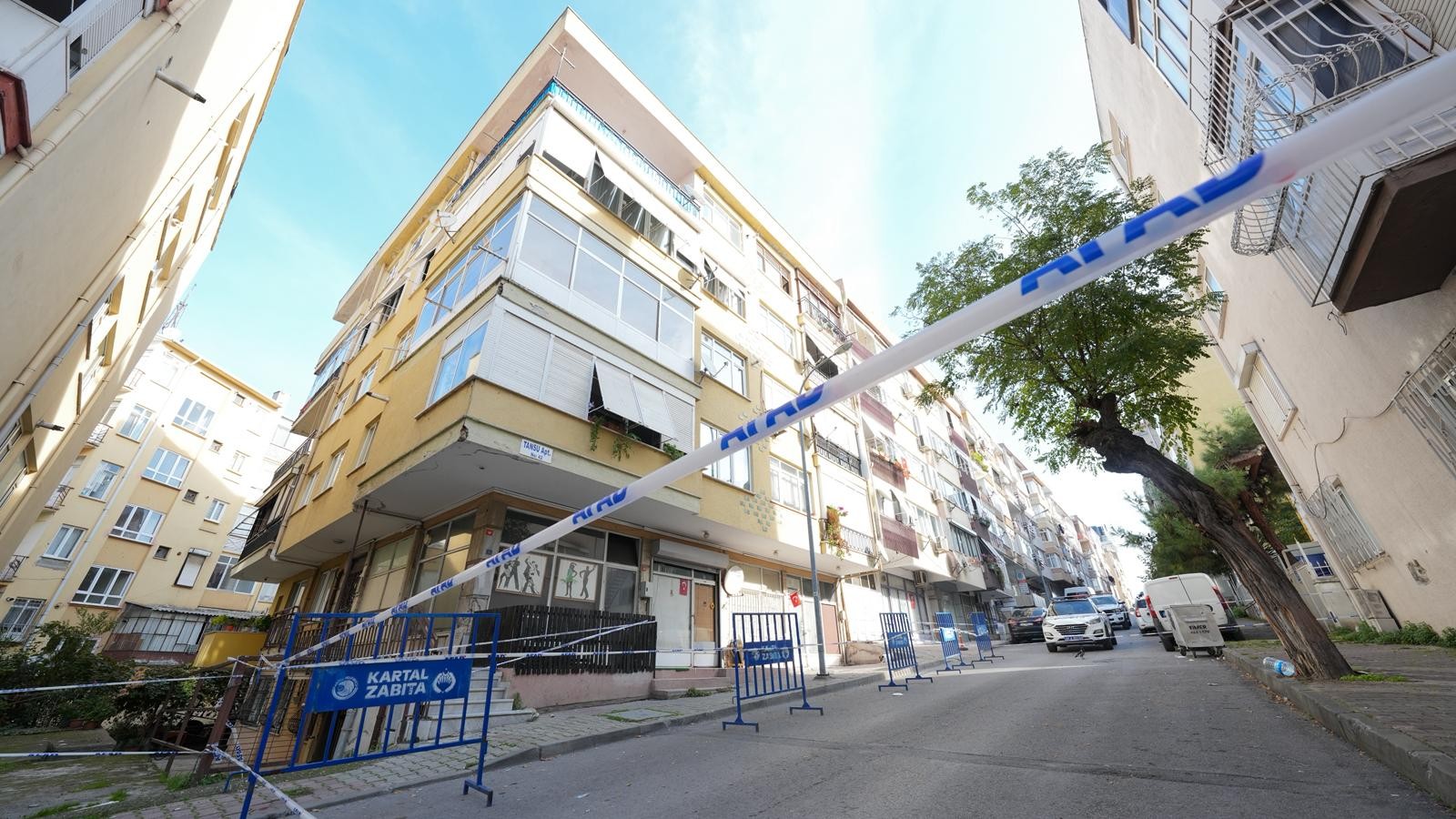 Kolonlarında çatlak oluşan 4 katlı bina tahliye edildi! Vali inceleme yaptı;