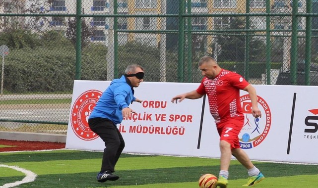 Protokol gözleri bağlı olarak görme engellilerle maç yaptı