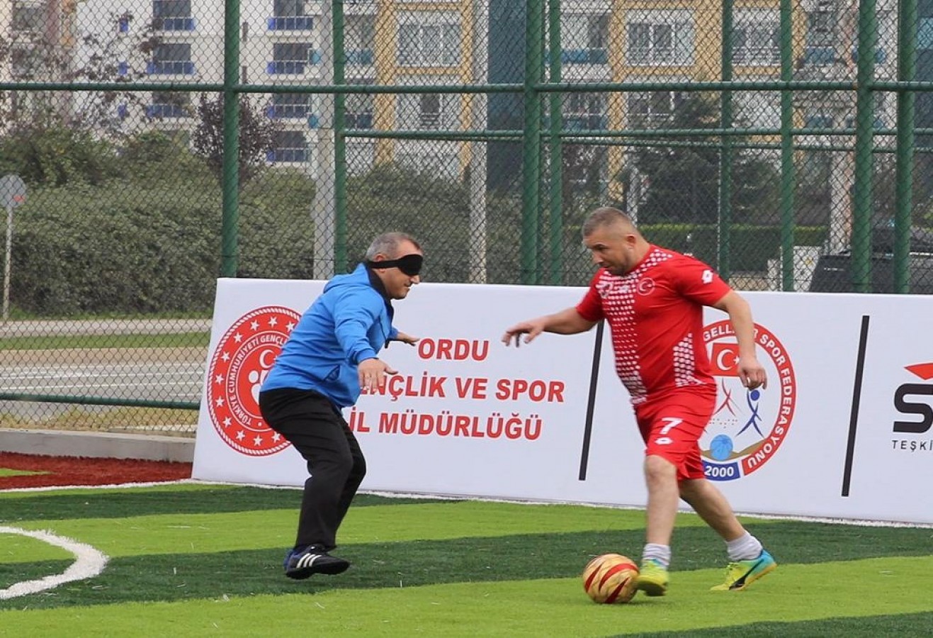 Protokol gözleri bağlı olarak görme engellilerle maç yaptı