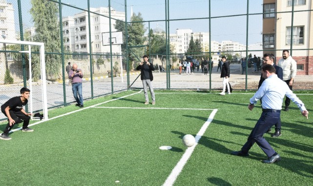 Öğrencilerin penaltı yarışına katıldı