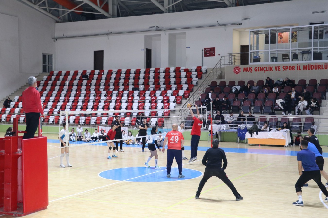 Ustalar ve gençler voleybolda buluştu;