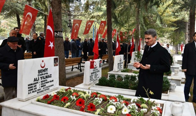 Şehitlere kabirleri başında dua