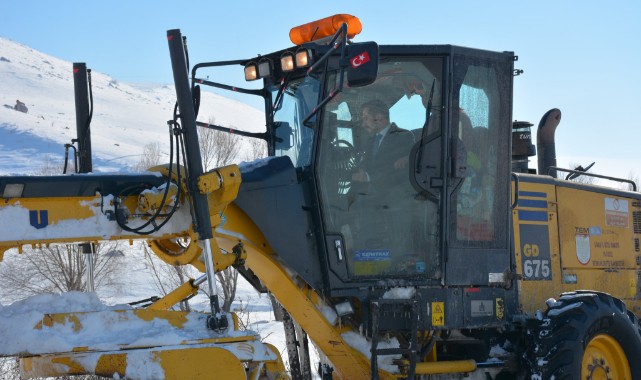 Kar küreme aracıyla karlı yolları açtı