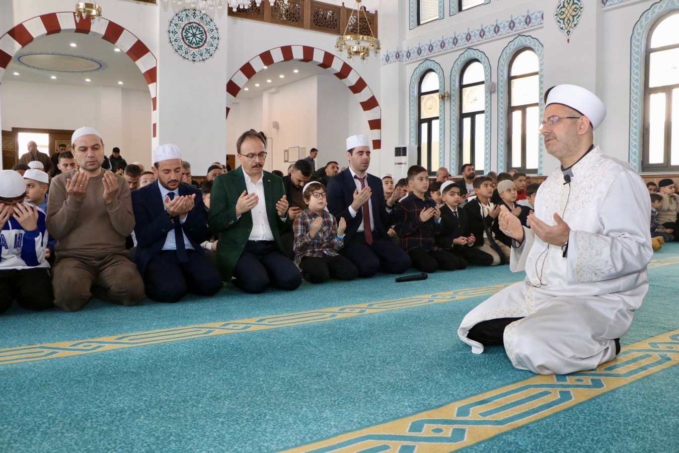 "Evlatlarımızı camide namaz kılarken görmek büyük bir mutluluk";