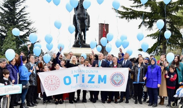 Otizmli çocuklarla havaya balon bıraktı