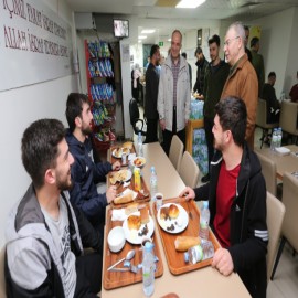 Öğrencilerle sahurda buluştu