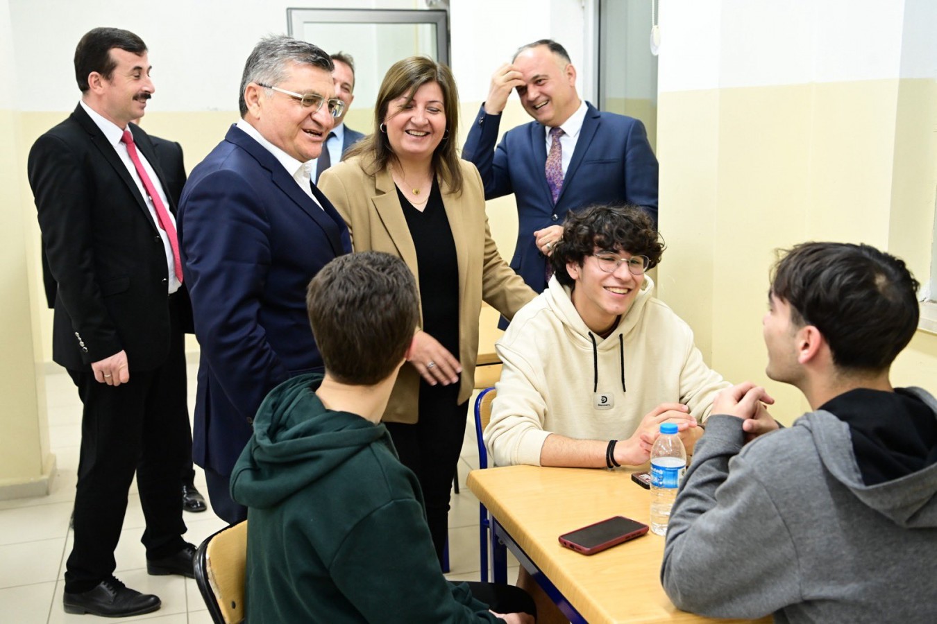 Ufku ve  vizyonu açık gençlerin taleplerini dinledi;