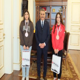 Vali Özkan, Türkiye şampiyonunu makamında ağırladı