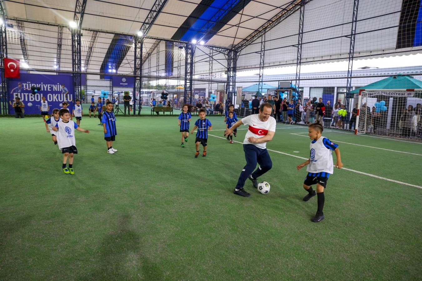 “Futbol hayalin gerçekleşiyor” projesi kapsamında çocuklarla maç yaptı;