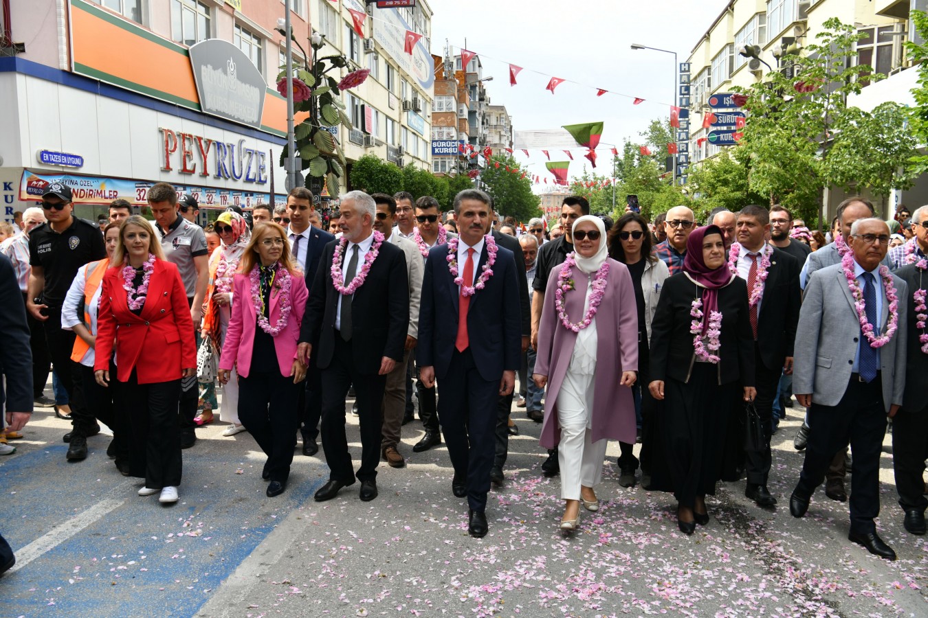 Isparta’da şimdi gül zamanı!;