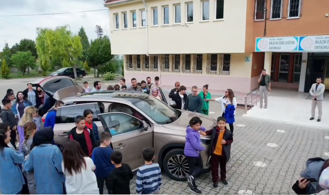 Özel öğrencilerin isteğini kırmadı, TOGG’u okula götürdü