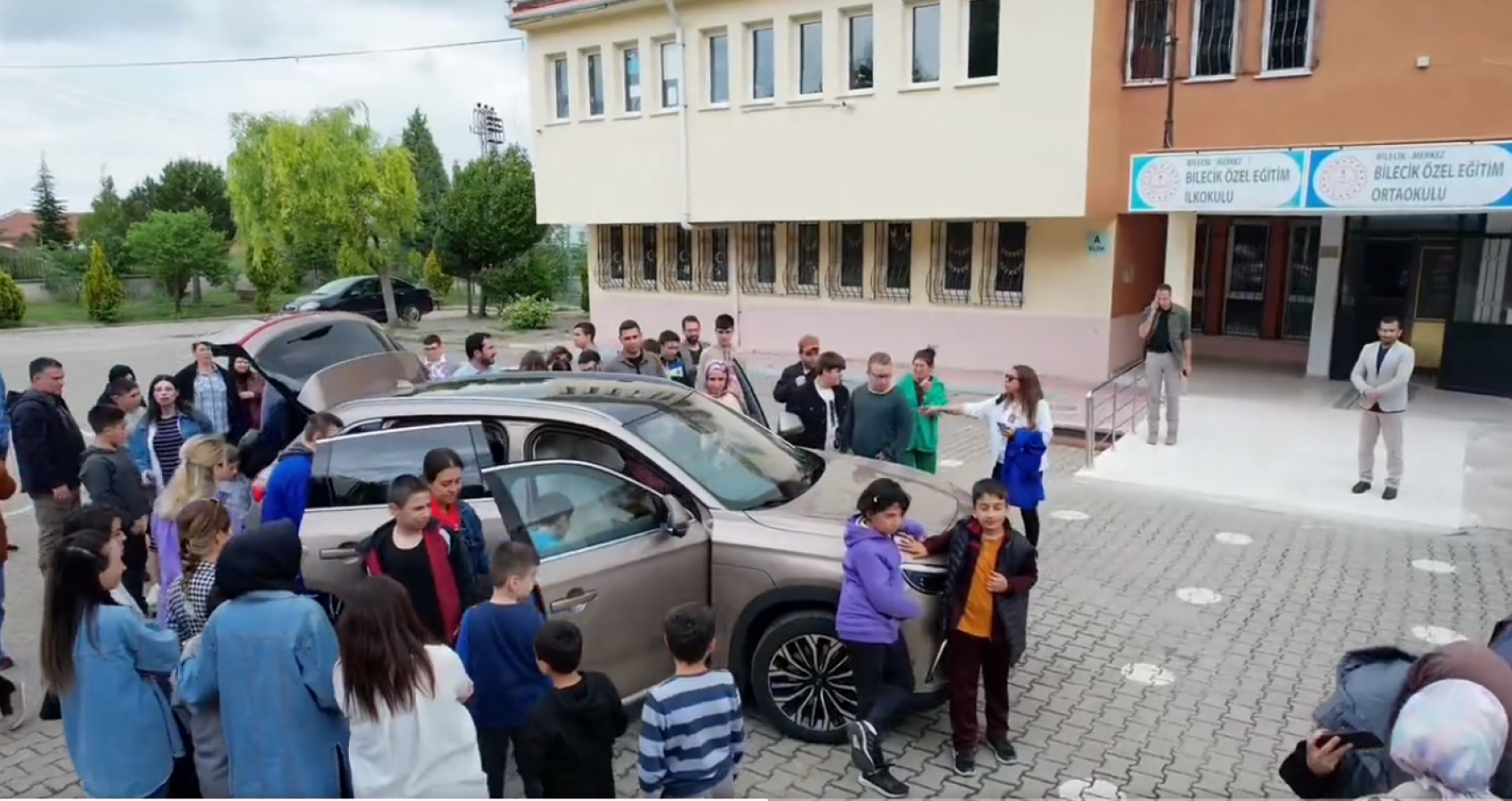 Özel öğrencilerin isteğini kırmadı, TOGG’u okula götürdü;