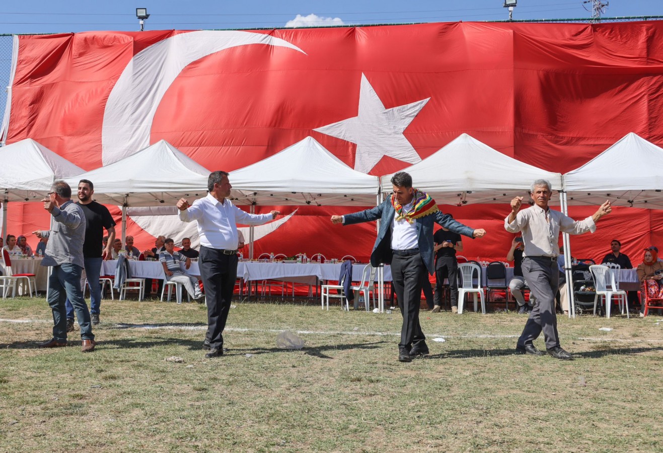 Hıdırellez şenliklerinde halk oyunları oynadı