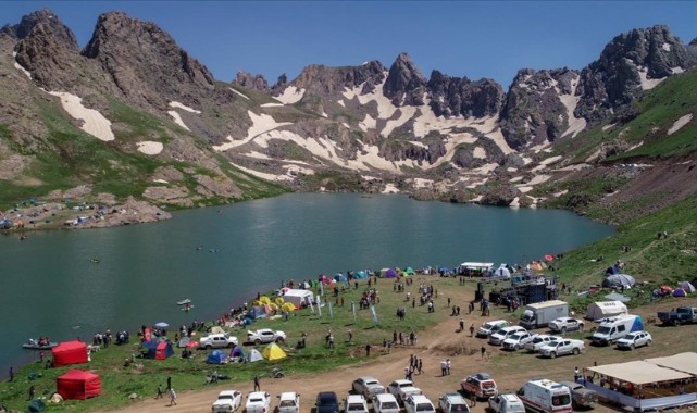 Kim derdi ki Hakkari’nin dağlarında festival yapılacak