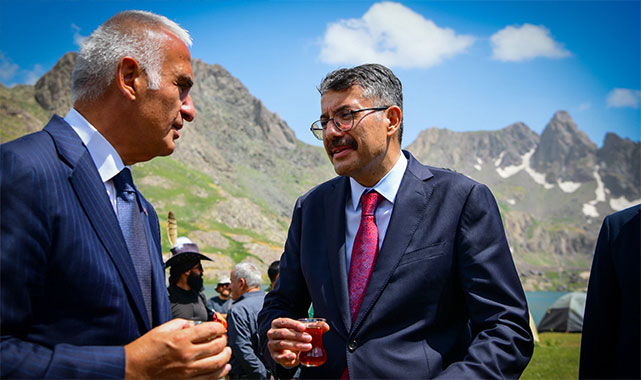 Bakan Ersoy ve Vali Çelik 3 bin 400 metreden seslendi: Hakkâri; doğa, spor ve kültür turizminin yeni cazibe merkezi olacak;